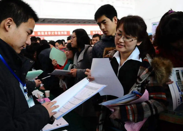 为什么越来越多人不入党，入党越来越难的原因是什么（为啥有多半学生挤不进去）