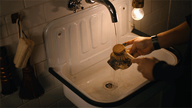 美贝怎么吐沙，2分钟花蛤快速吐沙子（洗白白盖上被子煮一煮）