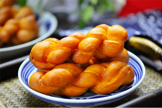 炸麻花,炸麻花用什么水和面最好(可可爱爱的小麻花)