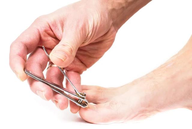如何使用指甲剪修剪指甲，指甲应该怎么修剪（你可能都用错了方法）