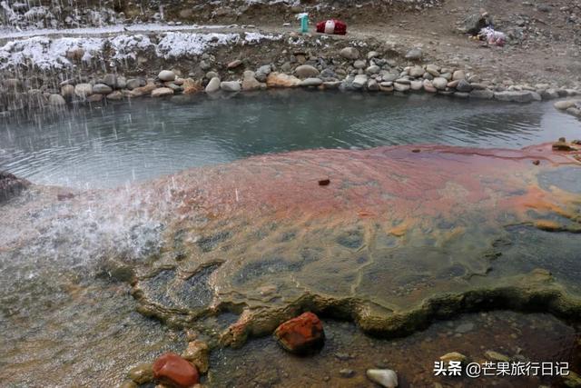 泡温泉没带泳衣怎么办，泡温泉要穿泳衣吗（西藏公路边发现一处野温泉）