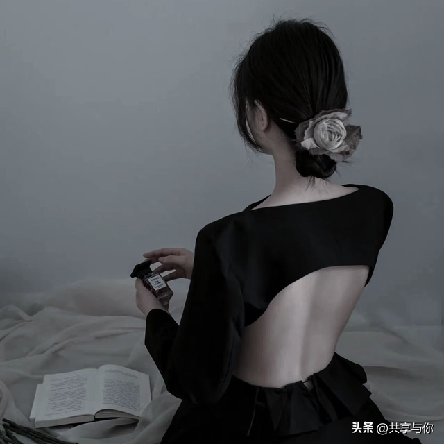 酷酷的图片女高冷，酷酷帅气的女生头像 一点点高冷呐微信（黑色系背影高冷霸气冷淡女生头像）