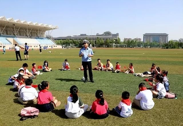 山东科技大学幼儿园，山东科技大学幼儿园泰安报名（少年法官“庭审”、萌娃喊话反诈...“小手拉大手”养老反诈普法来了）