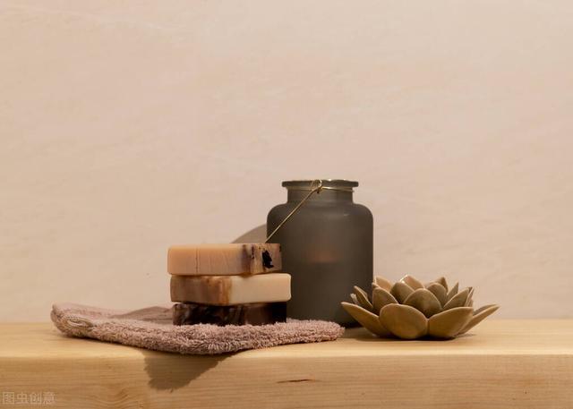 男生使用护发素的步骤，男生该怎么用护发素（干发直接上护发素可以吗）