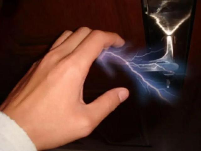 头发有静电怎么办，如何消除头发上的静电的几个方法（冬天一天被“电”十几次）