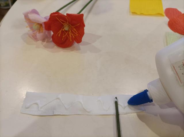 皱纹纸花朵做法大全，DIY皱纹纸蓝色妖姬花骨朵的制作（纸花教程之冰岛虞美人）