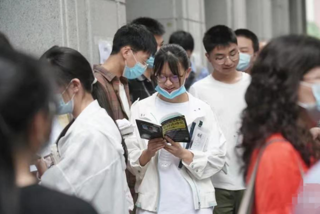 多少岁可以复读高三，高三复读生该如何减压（2023高考复读生恐超200万）