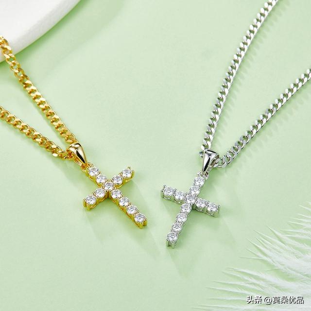 送项链的含义是什么，送项链代表什么意思是什么（莫桑石十字架项链的含义你知道吗）