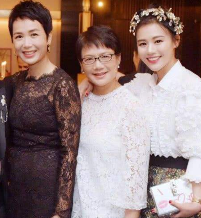 鲍莉和鲍蕾是什么关系，鲍莉和鲍蕾（腾格尔玲花关系不一般）