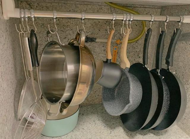 锅烧糊了上面黑的怎么去掉，清除锅底糊焦黑小窍门（不锈钢锅烧焦了）