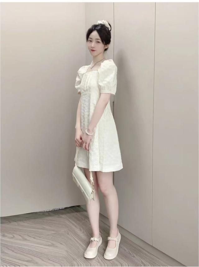 白裙子是什么意思，白裙子的意思（女人夏天穿小白裙搭配什么上衣和鞋子好看）