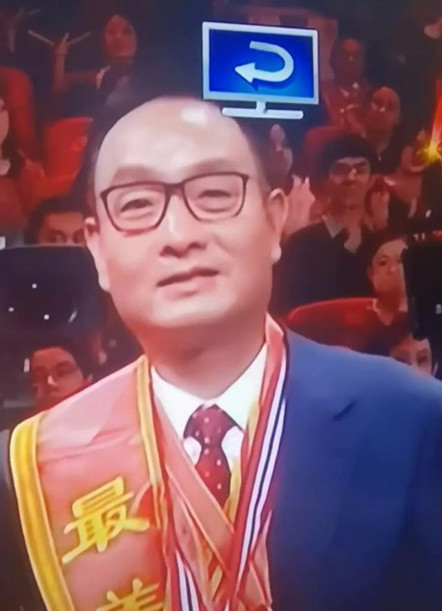 春晚表情包撒贝宁全套，念错楷模名字被质疑不专业