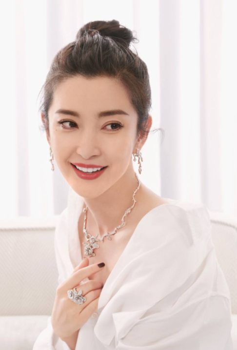 甜妹田曦薇，微信头像，甜妹田曦薇（迪丽热巴扛不住齐刘海）