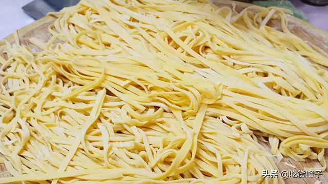 擀面条怎么和面，手擀面怎么做才劲道（做手擀面时）