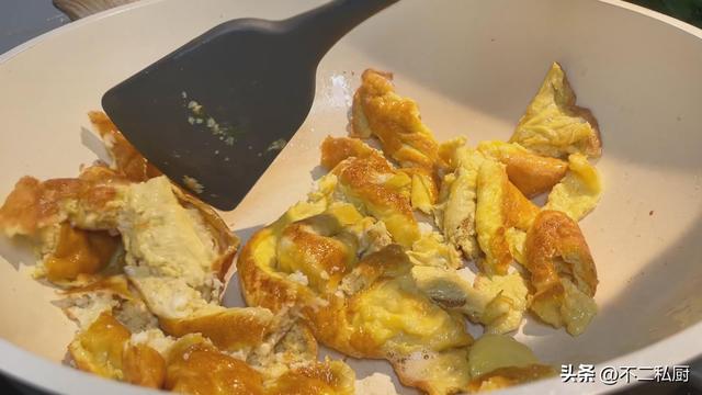 青椒炒蛋的做法，青椒炒鸡蛋的做法（偷学60岁厨师青椒炒鸡蛋的做法）