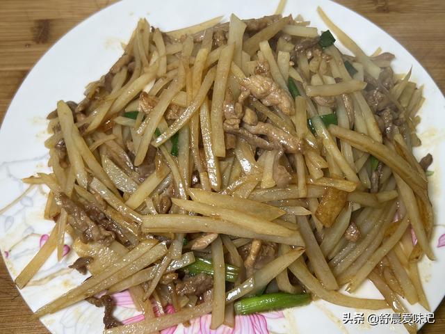 肉炒土豆丝怎么炒好吃，土豆丝炒肉怎样炒好吃（土豆肉丝在家这样做）