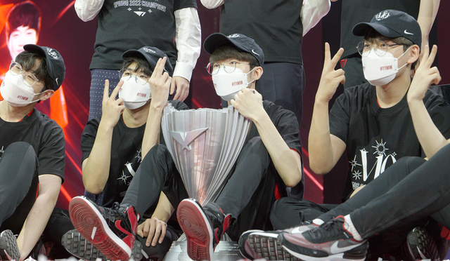 faker李哥有多强，LPL四大中单凑一起刚好同等