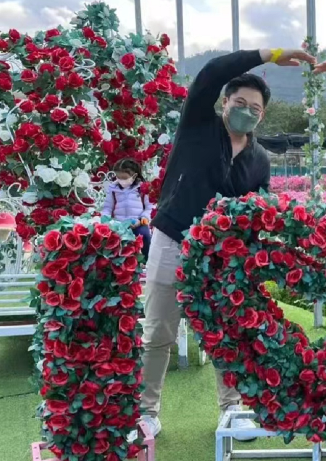 郭晶晶霍启刚婚纱照，郭晶晶婚纱照图片大全（跟郭晶晶穿情侣装逛花海超浪漫）