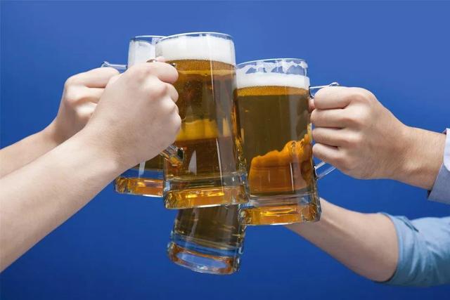 每晚喝一瓶啤酒,坚持一段时间,身体会怎样?听听医生的答案吧