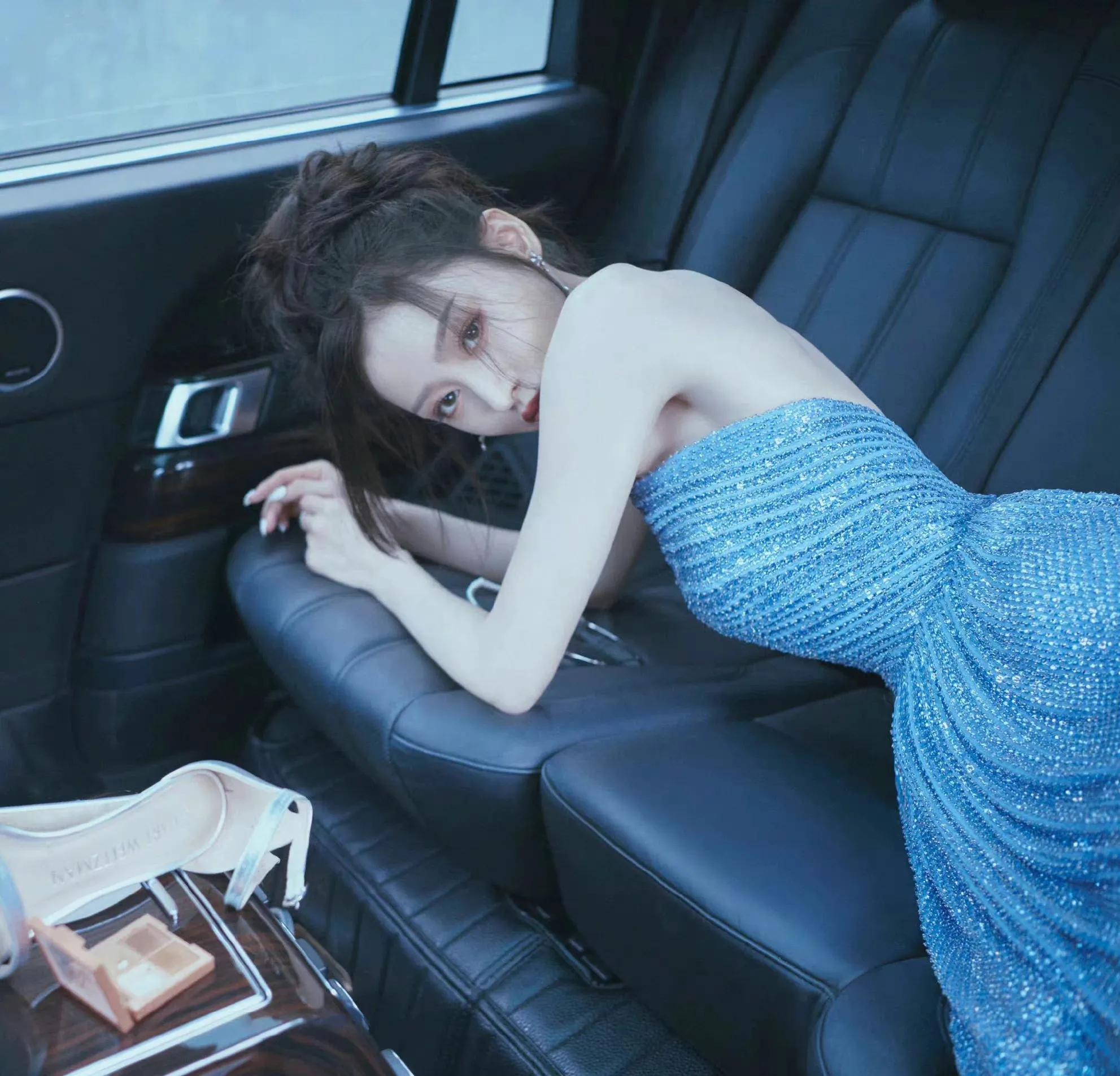 张天爱穿蓝色吊带裙子,坐在车里,超级显小清新,美丽动人