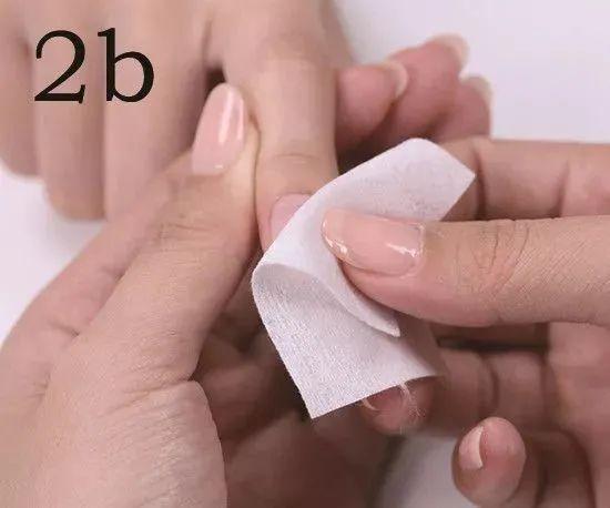 美甲怎么快速卸掉，怎么快速把美甲卸掉（最全的正确的涂甲油胶步骤——卸甲的操作步骤教程）
