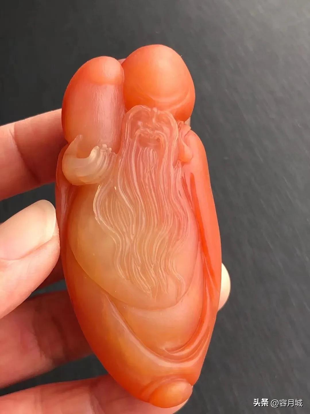 黄龙玉和翡翠哪个更值钱(黄龙玉跟翡翠哪个更值得收藏) 第1张