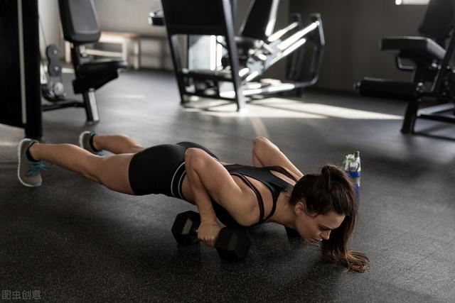 哑铃经典8个动作图解，哑铃经典8个动作（8个哑铃塑形动作）