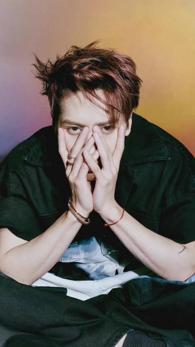 王嘉尔不明显背景图，王嘉尔封面照（王嘉尔壁纸背景图）