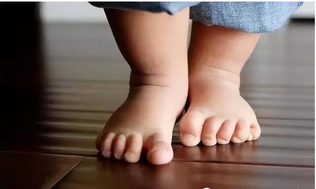 3个月婴儿要不要穿袜子，宝宝必须要一直穿着袜子吗