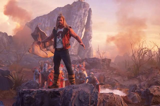 雷神的扮演者，雷神的扮演者是真的胖了吗（锤哥新铠甲被嘲太塑料）