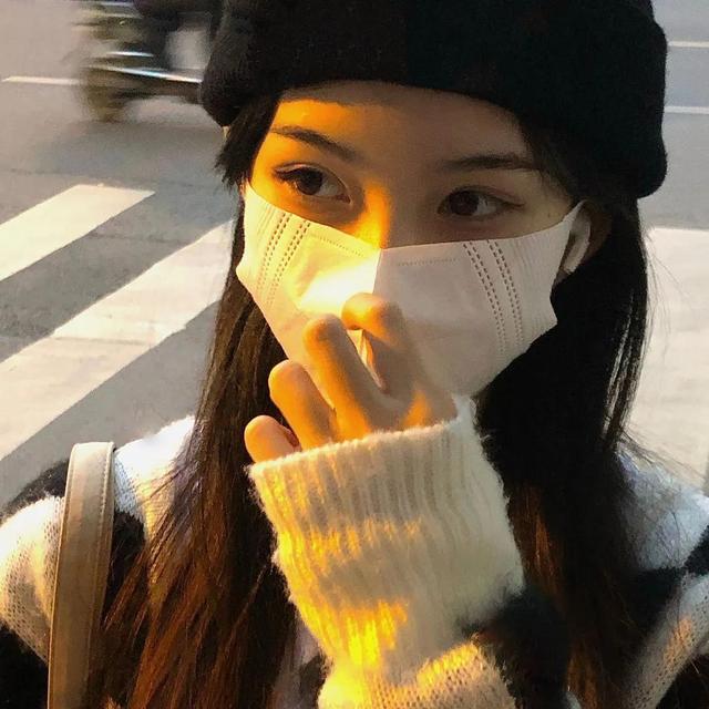 人们把难言的爱都埋入土壤里，微信头像，人们把难言的爱都埋入土壤里（女头‖说出你最爱的那句歌词吧）