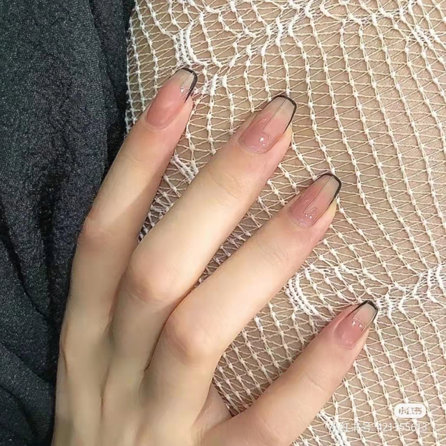 指甲油裸色和透明色有什么区别，护甲油和透明色的指甲油一样吗（显白好看，春夏必做）