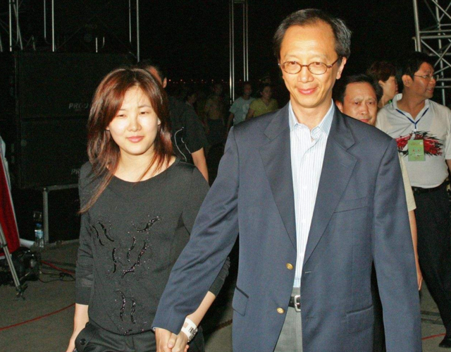 伏明霞的无性婚姻，伏明霞什么时候离的婚（伏明霞24岁嫁50岁富商）