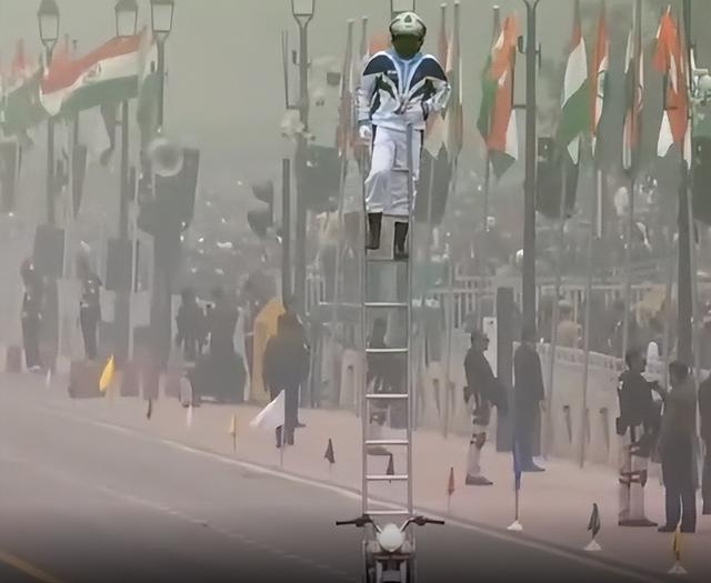 马戏团动物表演，马戏团表演有哪些节目（印度雾霾阅兵又成快乐源泉）