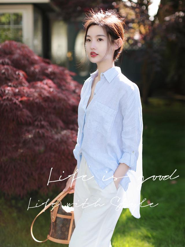 蓝色西装配什么颜色的衬衫，蓝色西装配什么颜色的衬衫男（蓝色衬衫搭配西装裤、短裤）