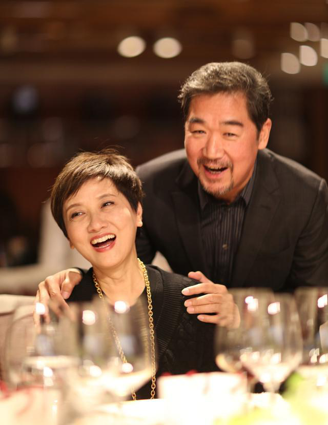 61岁穿婚纱，一生无子，放弃事业的邓婕与张国立的爱情故事