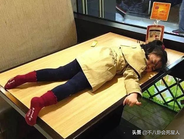 人前风光无限，人后被亲妈当成“提款机”，这5位童星满是辛酸泪