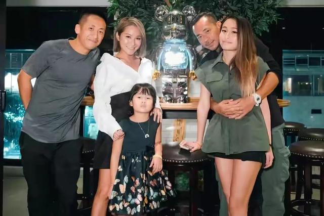 父亲从赌王变阶下囚，母亲从草根奋斗成富豪，赌二代周柏豪哑火了
