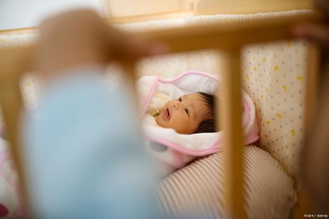 新生儿晚上不睡觉，婴儿晚上老是不睡（这些可能是导致新生儿无法睡整觉的原因）