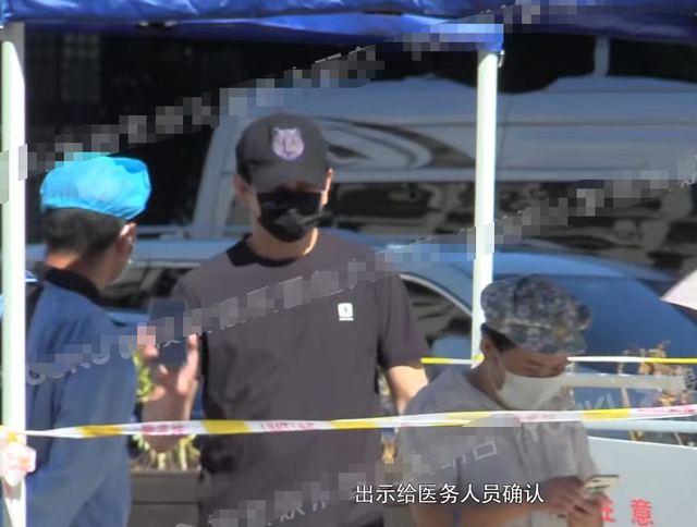 51岁吴奇隆到横店照顾妻儿？刘诗诗穿短袖训练，3岁儿子又长高了