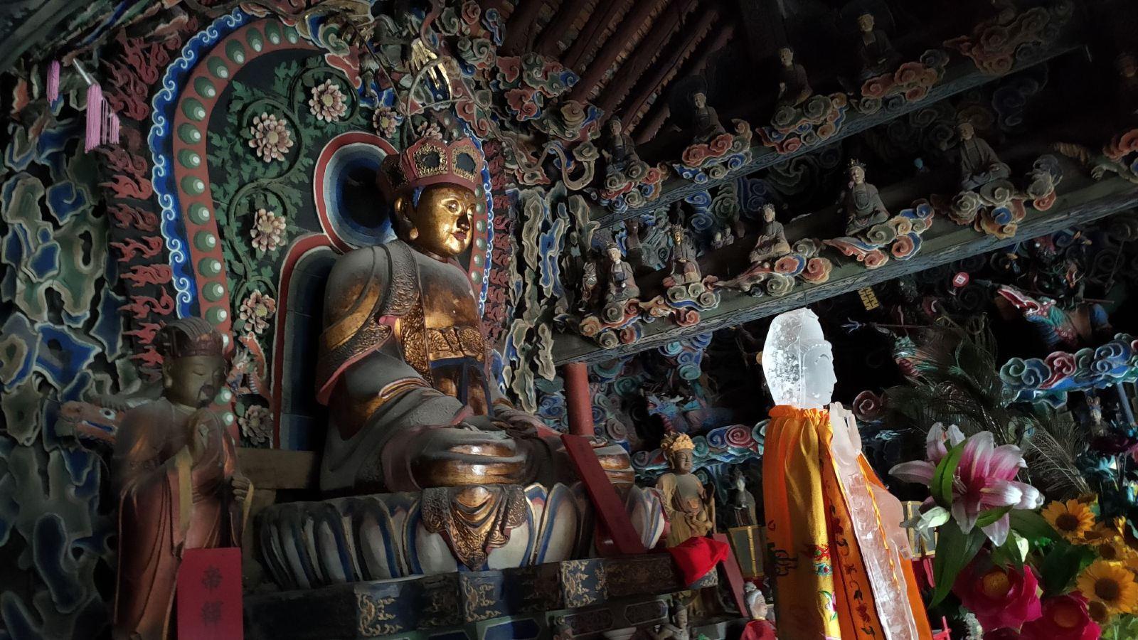 来到山门前,首先映入眼帘的是一面影壁,五台山的寺院大多有影壁,而