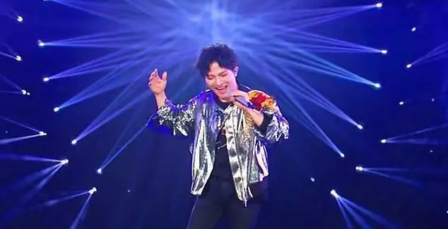 蒙面唱将周深身骑白马是哪一期，蒙面唱将周深身骑白马第几期（2次差点被“毁掉”的男歌手）