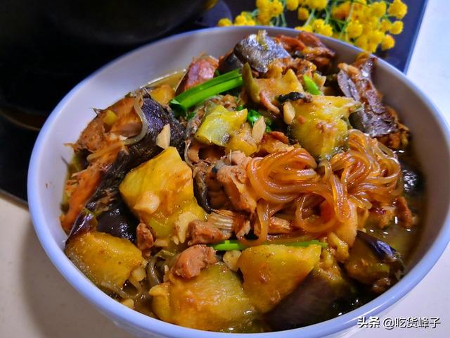 炸好的鱼怎么炖好吃又简单（鲅鱼和这2样食材一起炖）