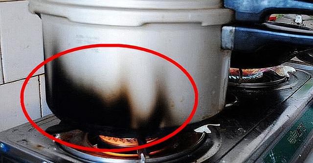 锅烧糊了上面黑的怎么去掉，清除锅底糊焦黑小窍门（不锈钢锅烧焦了）