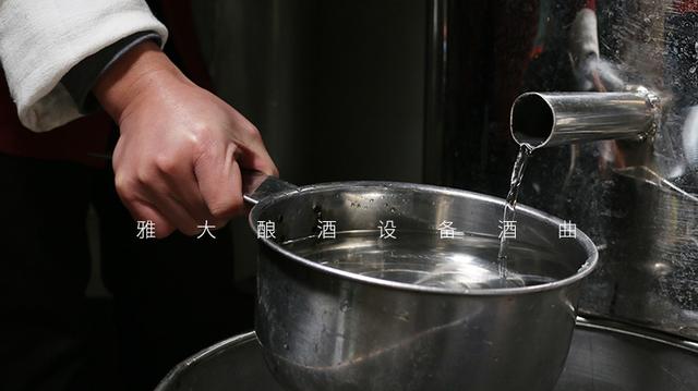 蒸馏酿酒设备，白酒蒸馏设备酿酒设备（为图便宜选择便宜的白酒蒸馏设备）