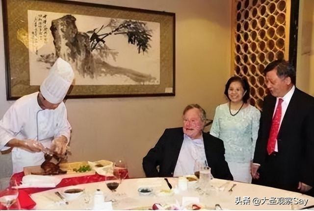 卡梅伦吃火锅吃了什么，拜登连吞两碗炸酱面
