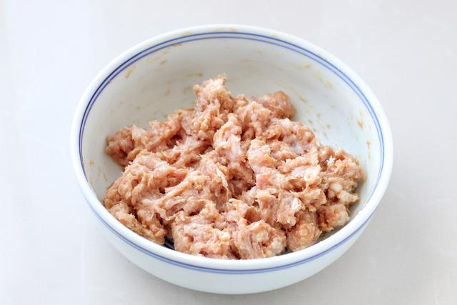糯米莲藕珍珠丸子怎么做，糯米莲藕珍珠丸子怎么做视频（年夜饭做一道珍珠糯米丸子）