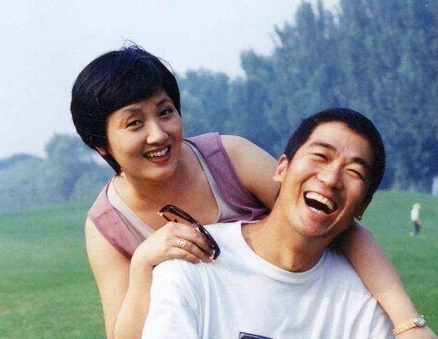 张国立的婚姻史，张国立与罗秀春离婚34年