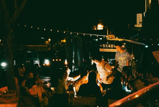 一句话霸气欢迎词，一句话欢迎词口号（三色路啊，就是不夜城）