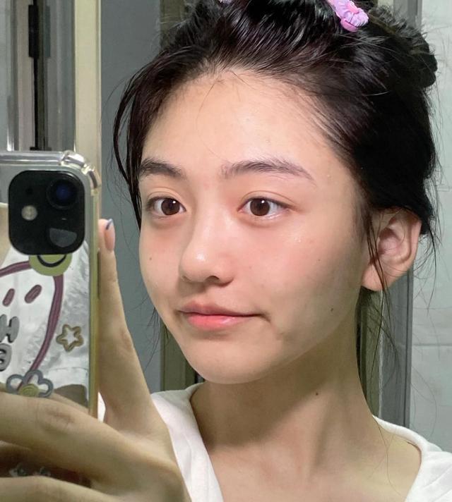 如何改善嘴唇颜色，如何改善嘴唇颜色发紫（女生日常别“裸唇”出门）